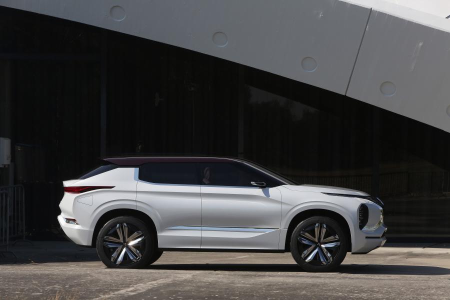  Mitsubishi GT-PHEV Concept 2016 года  (фото 12 из 30)
